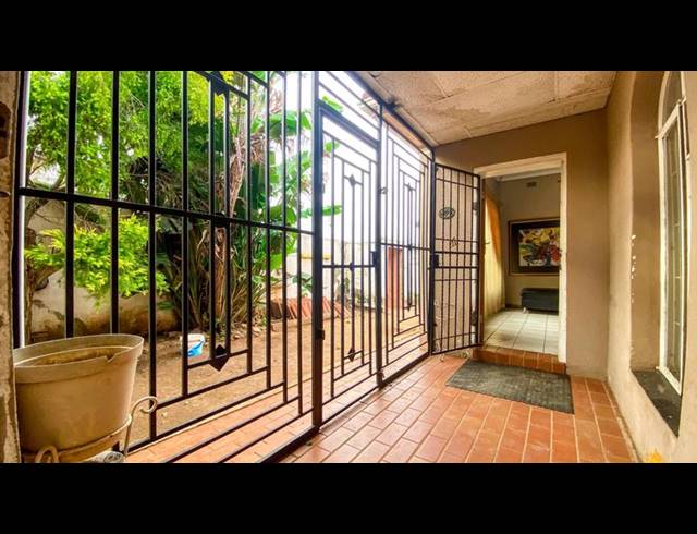 3 BEDROOM HOUSE FOR SALE IN BEZUIDENHOUT VALLEY